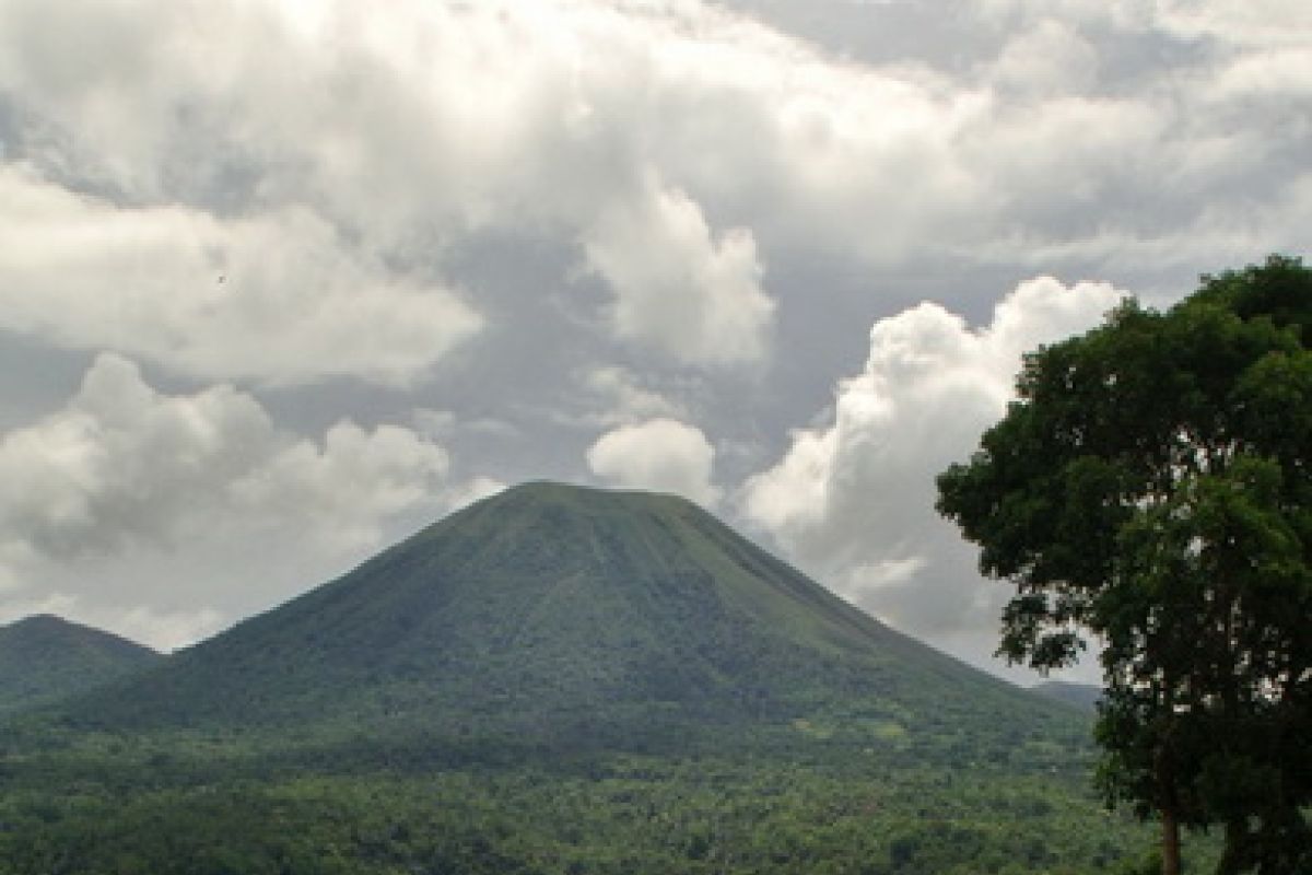 Gunung Lokon Meletus, Penerbangan Diminta Hati-hati