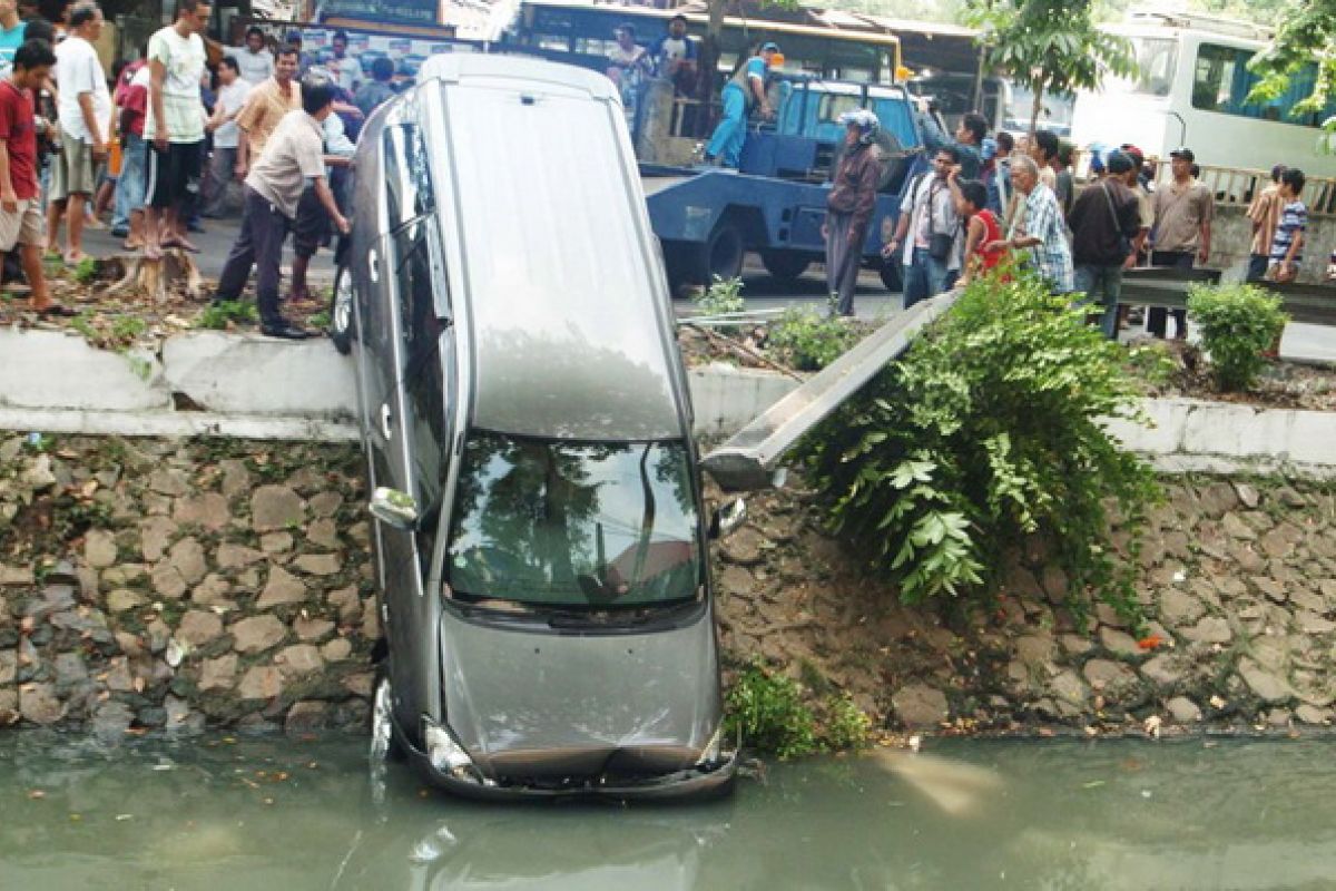 Mobil berpenumpang tercebur ke Sungai Brantas Mojokerto