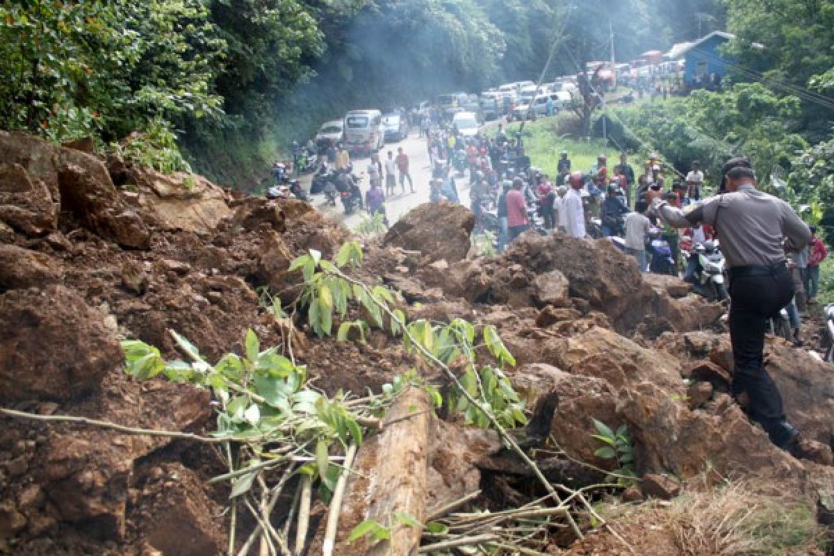 Longsor di Lubuak Paraku telah dibersihkan, lalu lintas Padang-Solok kembali lancar