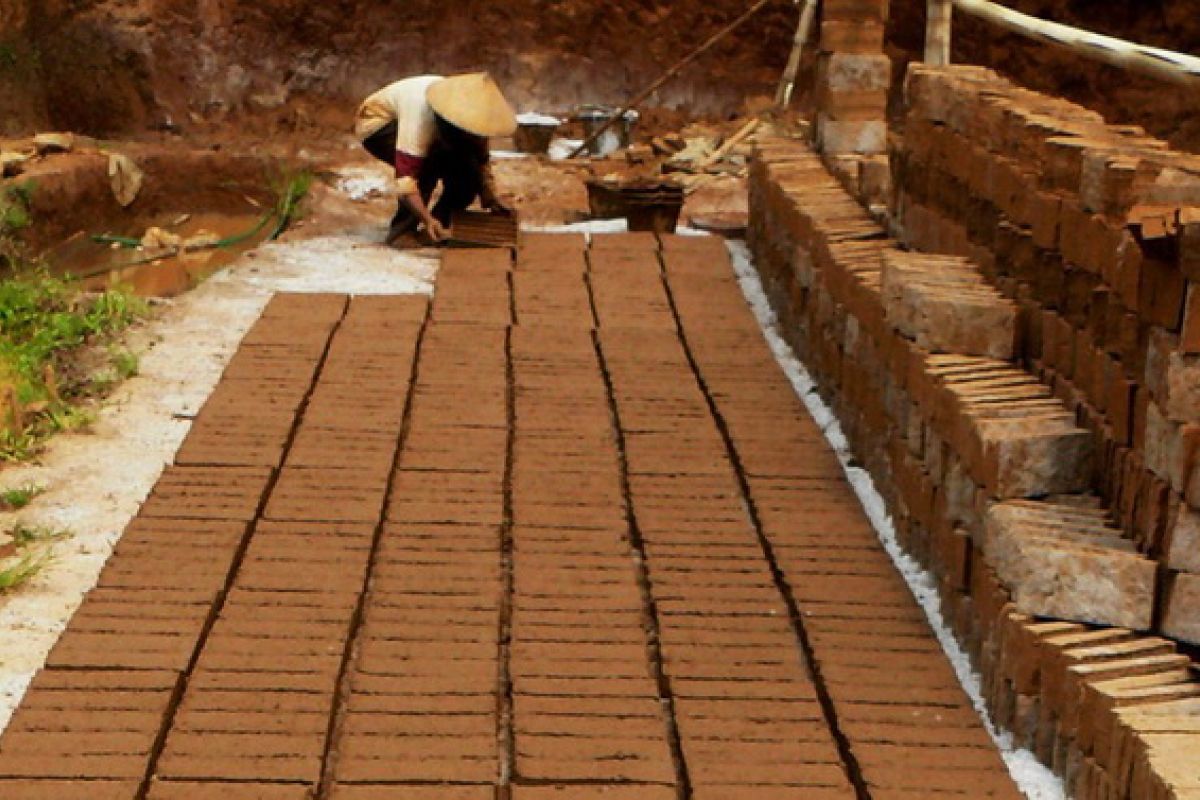Produksi batu bata Karawang terhambat hujan