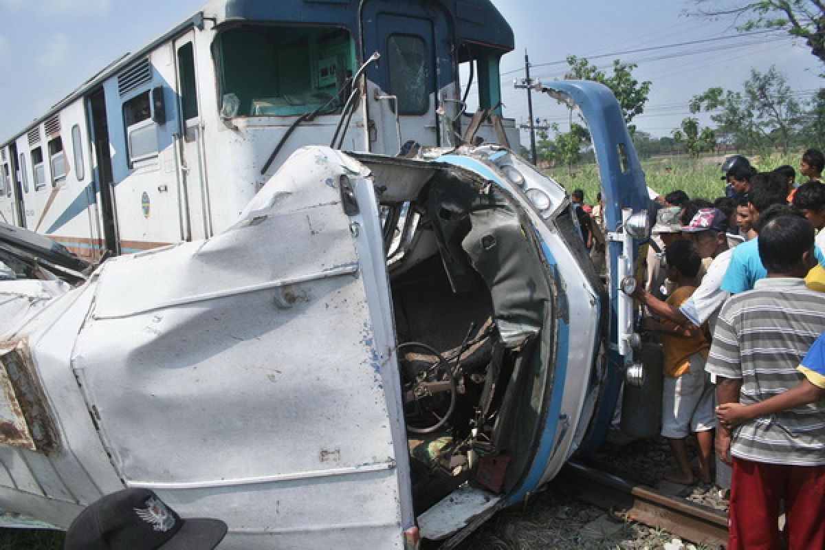 Seven people killed in car-train collision in Tasikmalaya