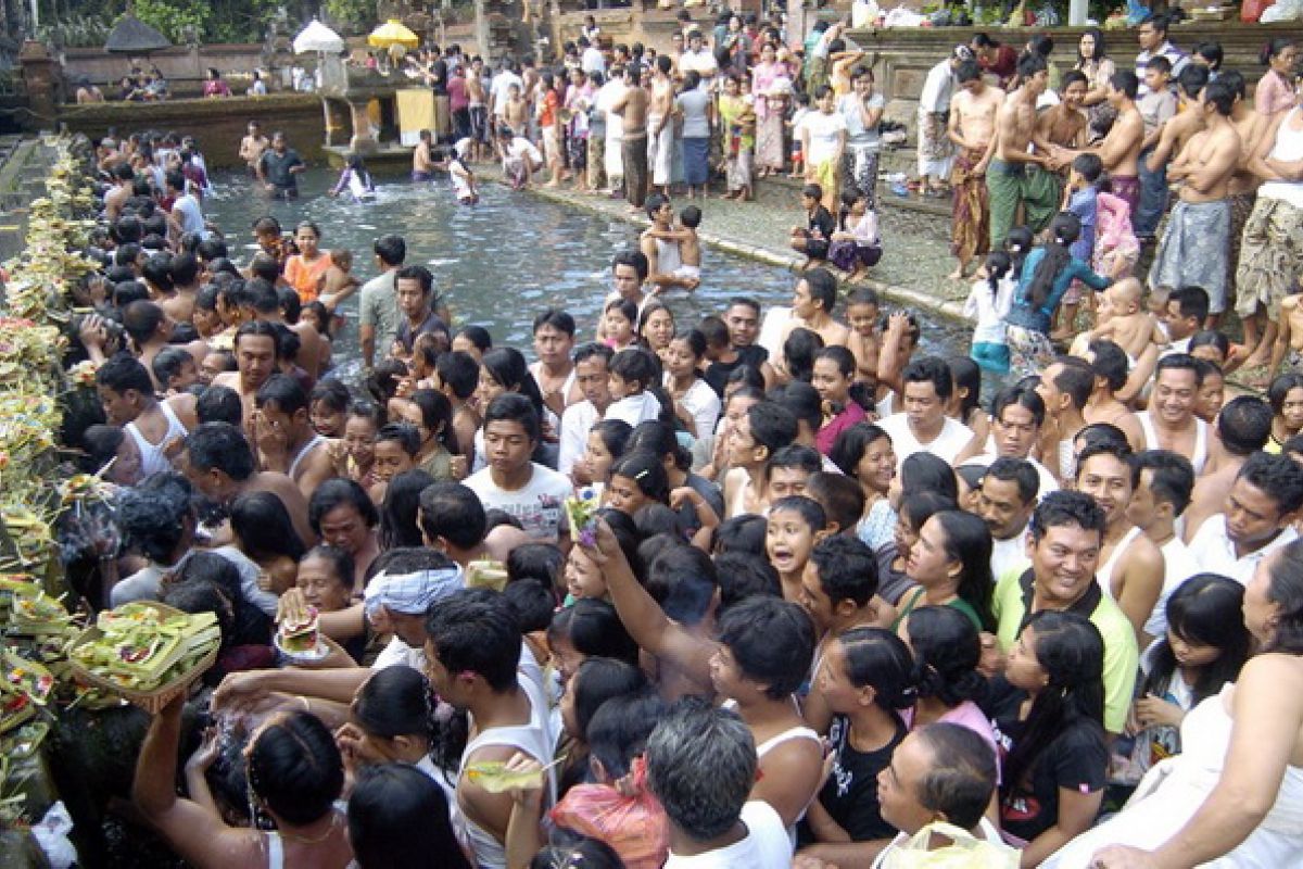 Wisatawan lakukan "Banyupinaruh" di Pantai Kerobokan-Buleleng