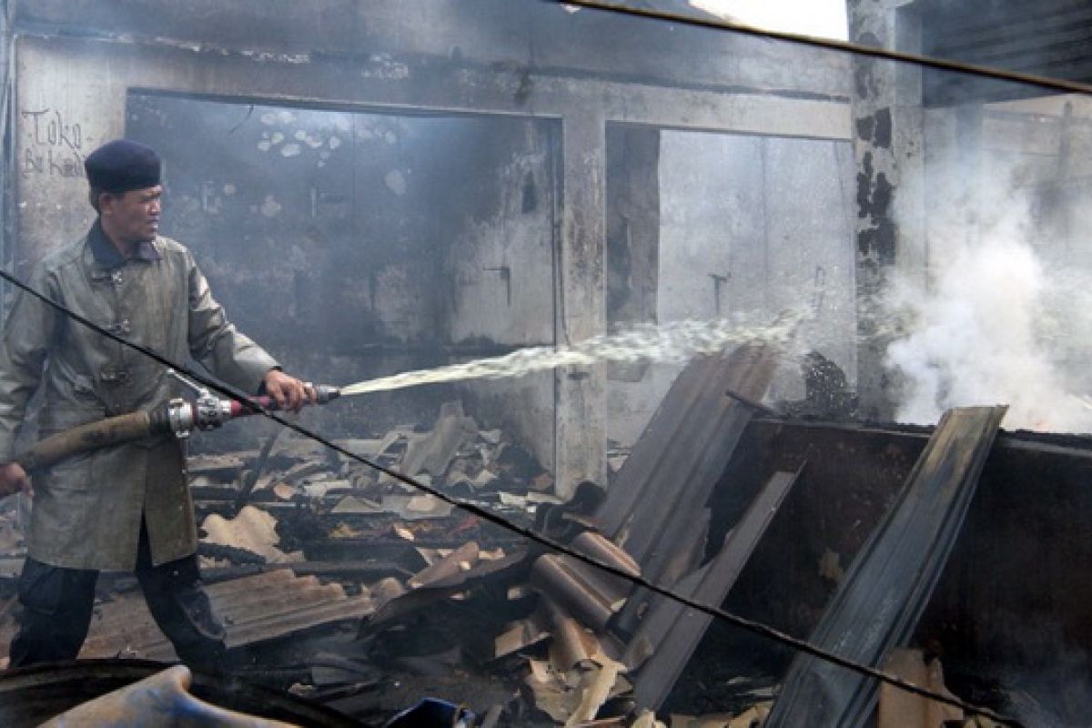 Fire razes 300 kiosks in Bandung