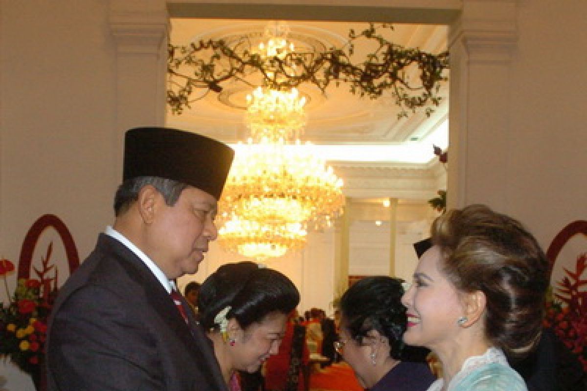 Dewi Soekarno kunjungi pameran seni koleksi istana