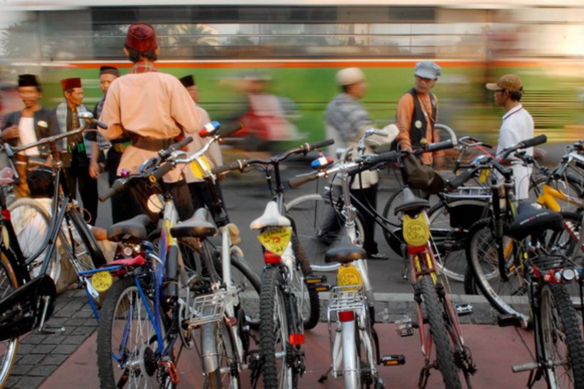 Balikpapan civil servants  bike to office to save  energy