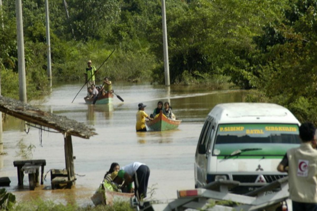 Jembatan penghubung desa di Mandailing Natal hanyut