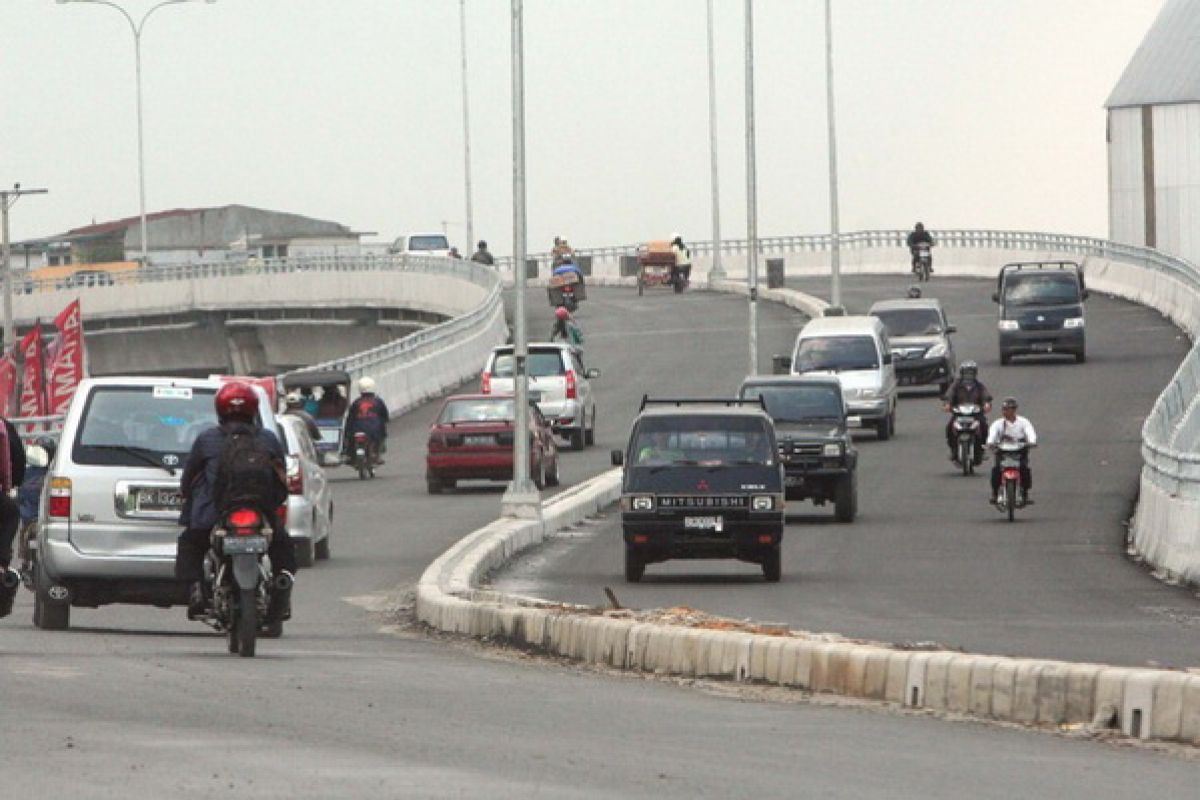 Wanita yang mencoba meloncat dari fly over selamat setelah digagalkan pengendara sepeda motor