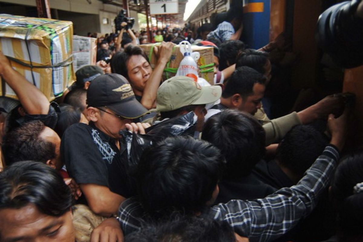 Idul Fitri travelers at Senen Railway Station reach 13,000