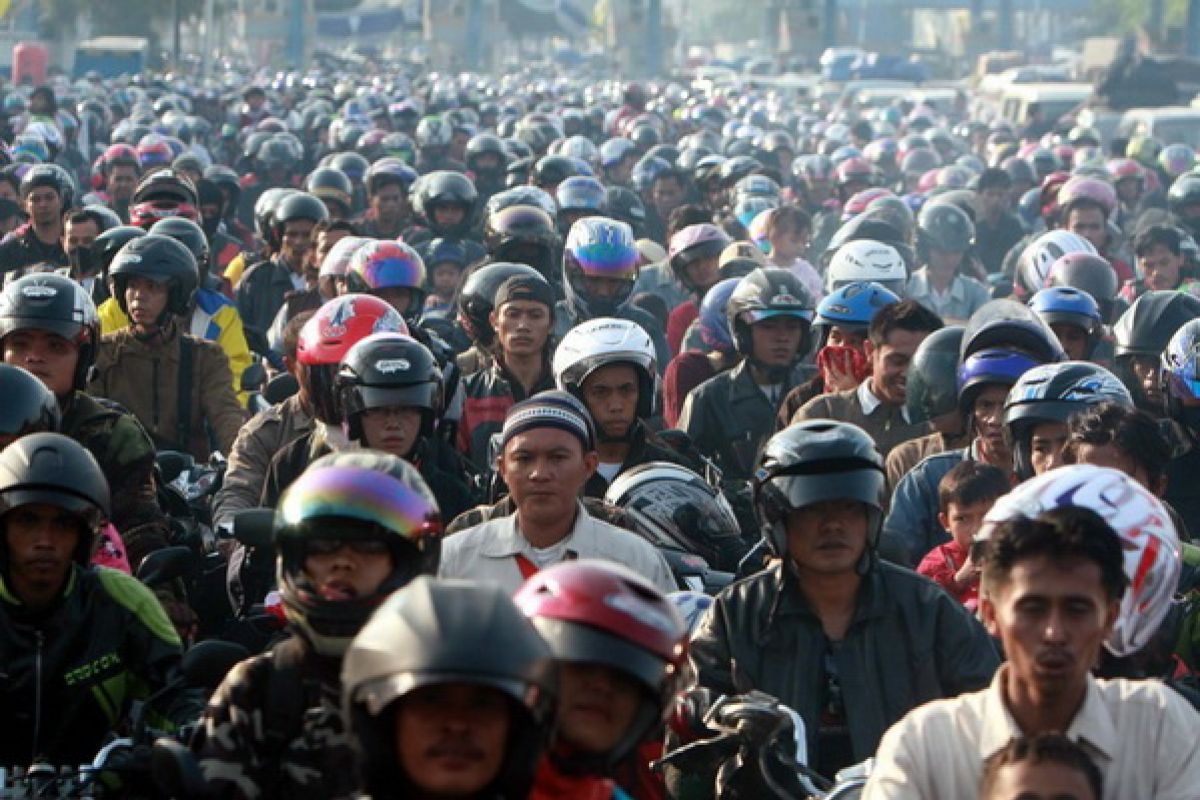 Returning Eid motorcycle-riding travelers crowd Bakauheni ferry port