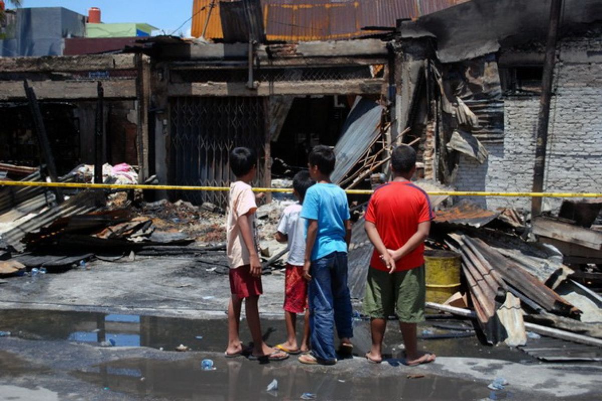 Belasan kios di pasar Pekanbaru hangus terbakar