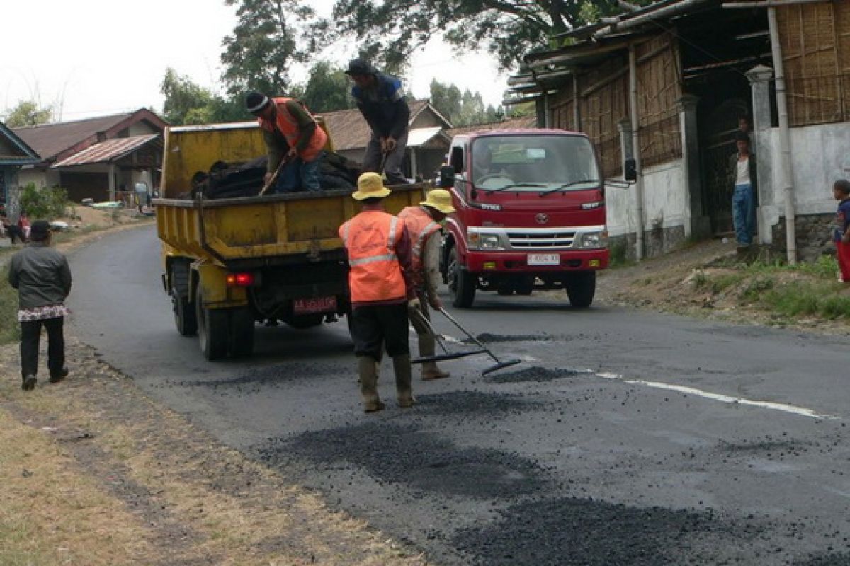 Pemprov Jateng perbaiki jalan raya Kledung-Secang