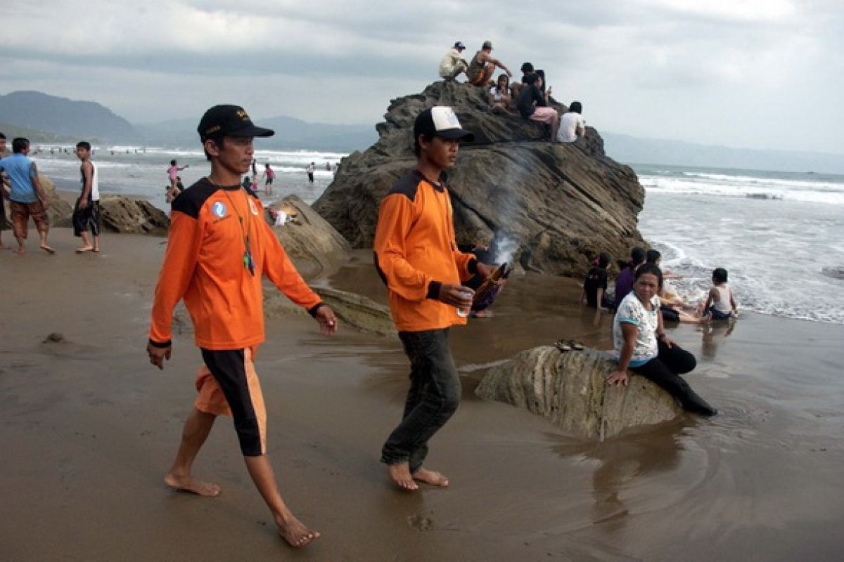 Tiga orang tenggelam di laut Sukabumi masih dicari