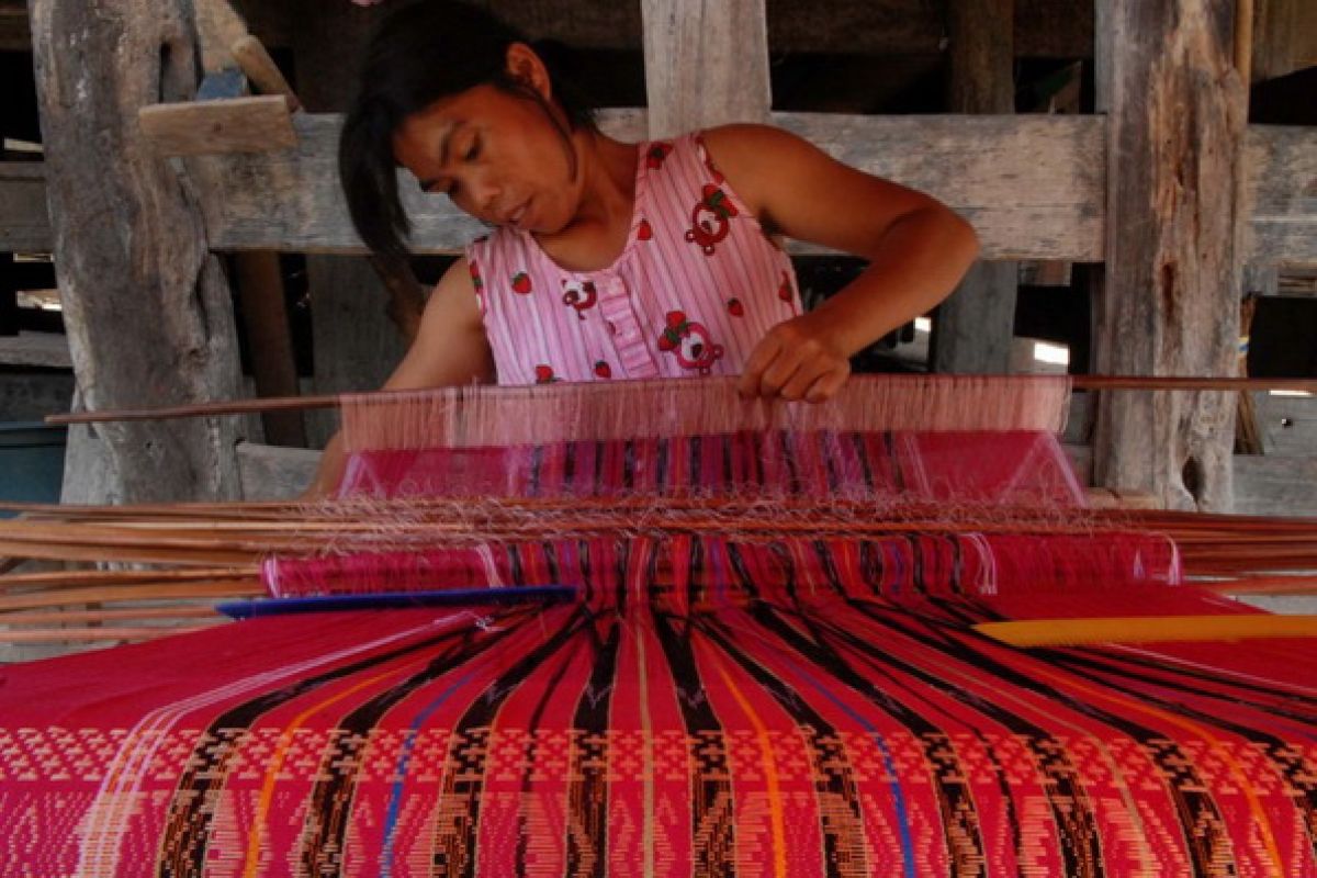 Kampung tenun Ulos dibangun di Tobasa 