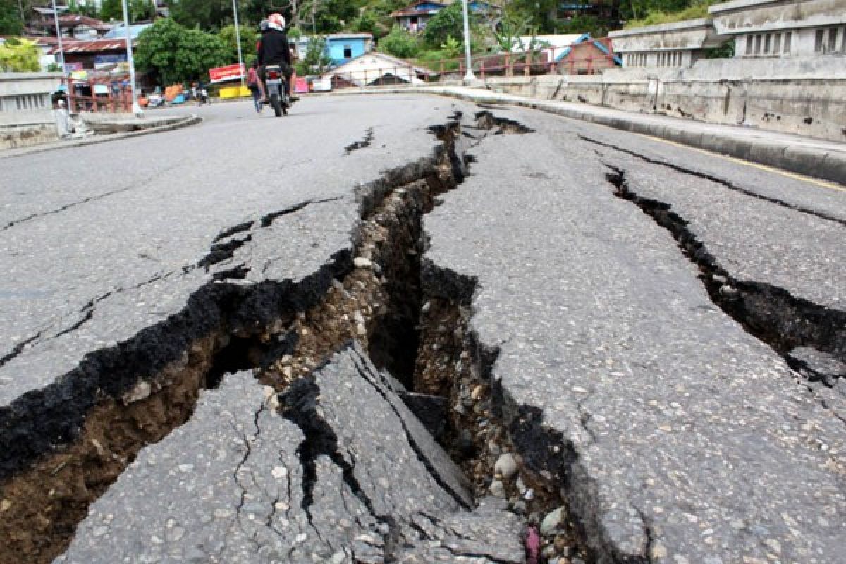 Pemudik Waspadai Jalan Rusak Padang-Kerinci