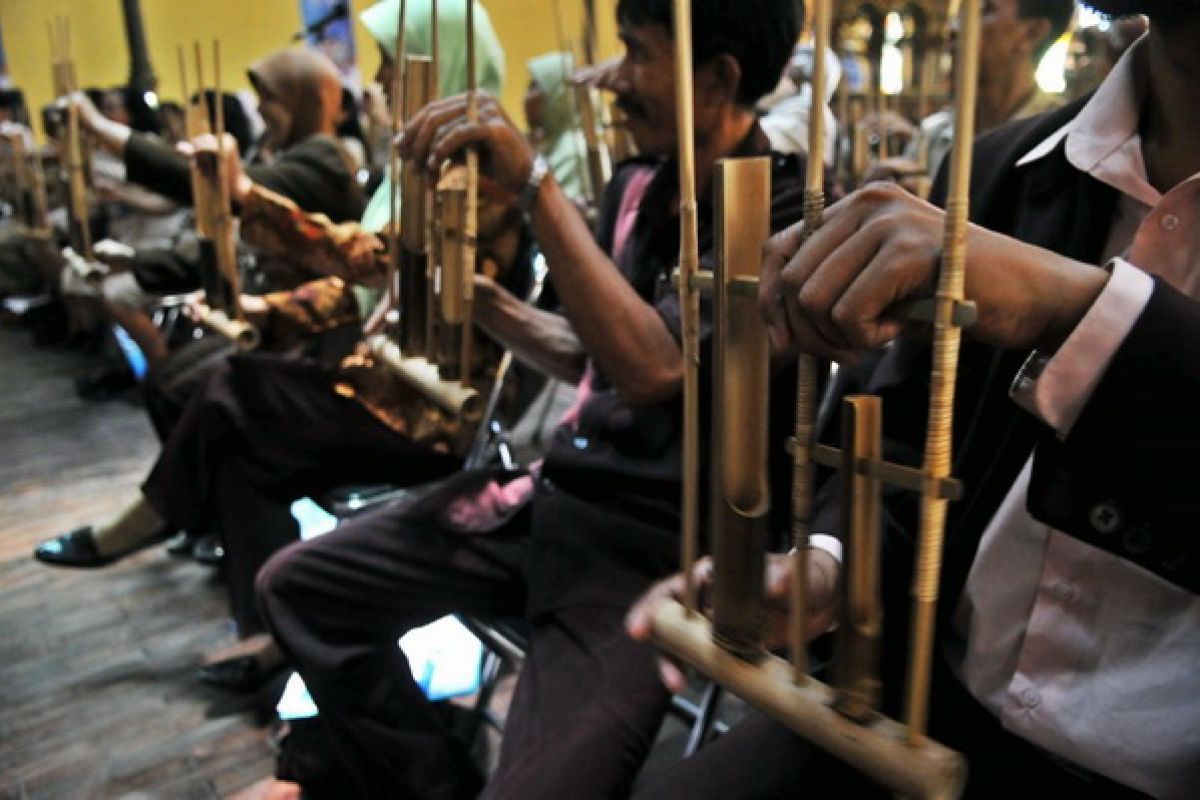 Alunan Musik Angklung Bergema di kota Schweich Jerman