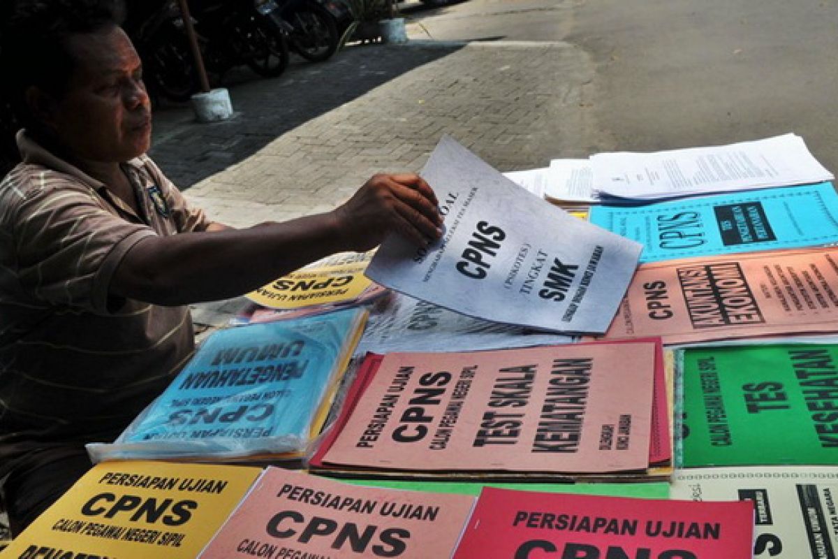 Kenaikan gaji PNS 10 persen pada 2012