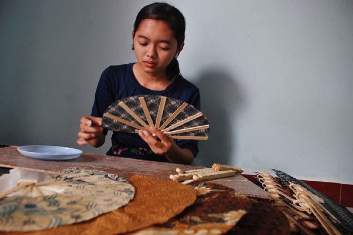 Kerajinan kipas bambu Jipangan tembus mancanegara