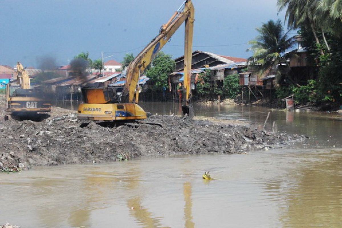 Pekerjaan pengerukan Sungai Karang Mumus mulai dilaksanakan