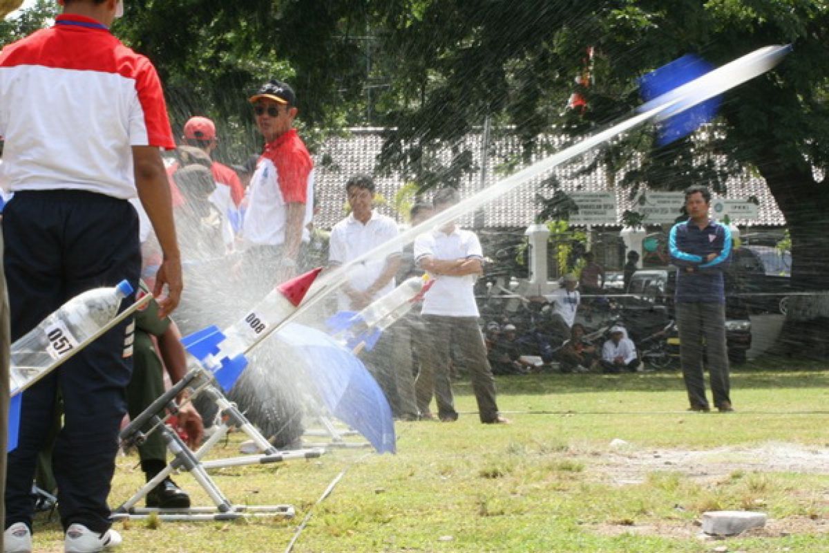 51 tim pelajar ikuti lomba kreasi roket air 