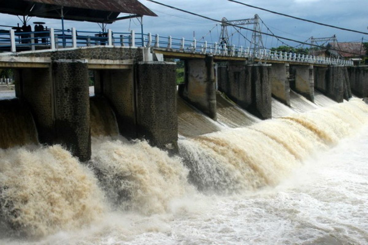 Water surface in several dams in the greater Jakarta alarming 