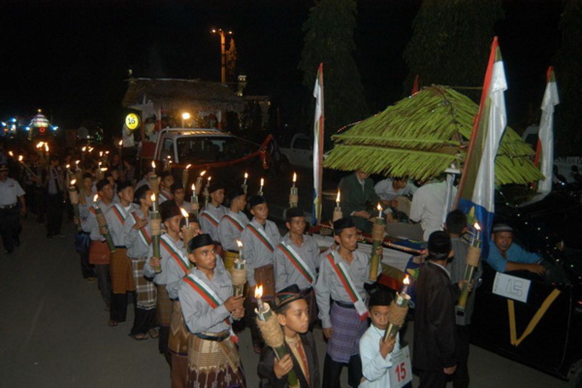 Puluhan mobil hias meriahkan pawai takbir Idul Adha di Banda Aceh