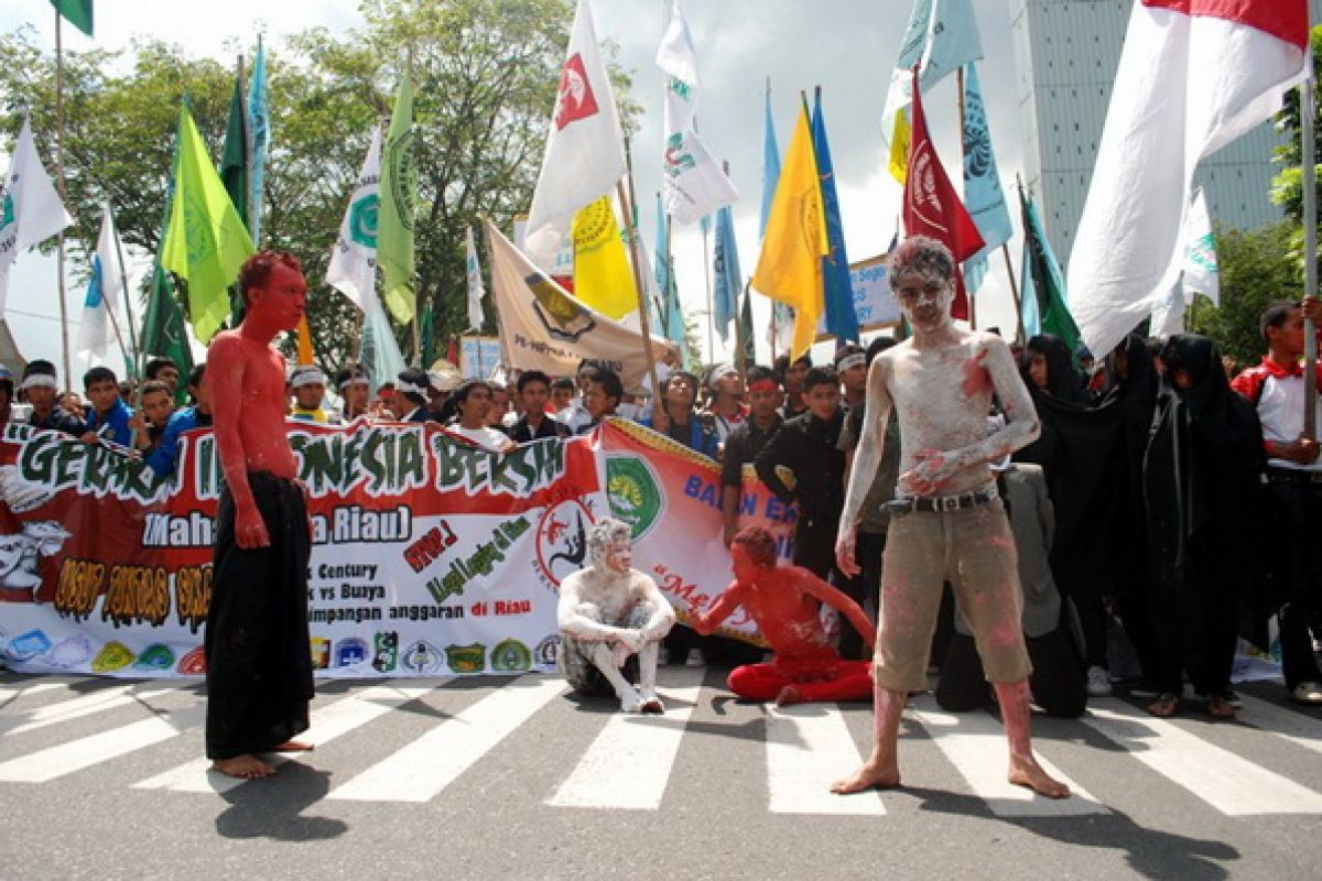 "Jumat Bersih" di Riau wajibkan pegawai bersihkan lingkungan