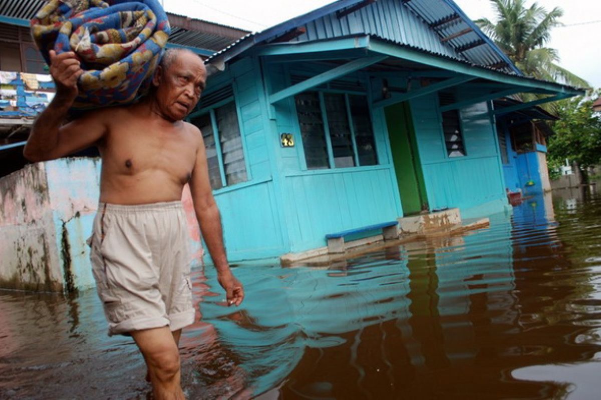 Korban banjir Pekanbaru bertahan di tengah genangan