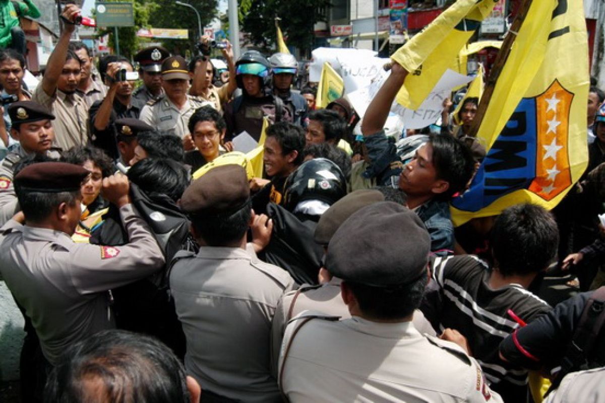 Demo tolak tambang di Jember nyaris ricuh