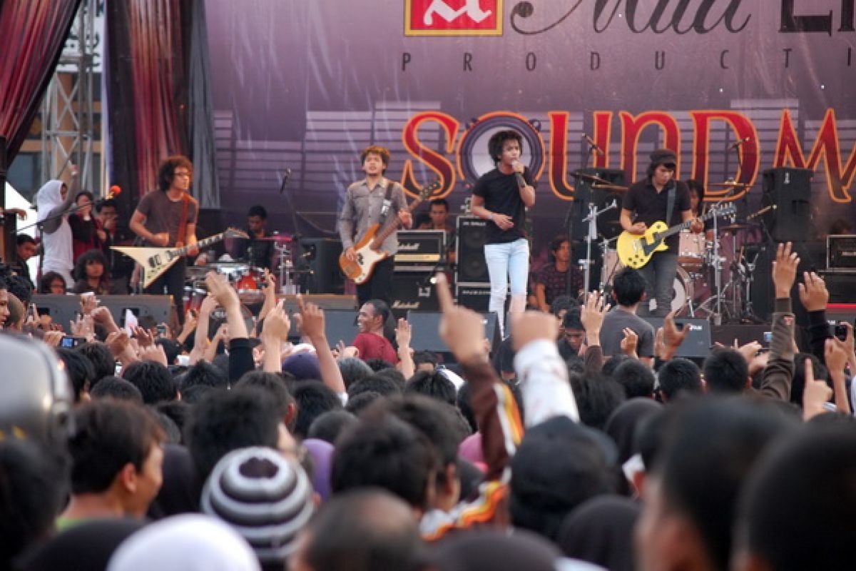 Konser D`Masiv Hipnotis Ribuan Warga Mamuju