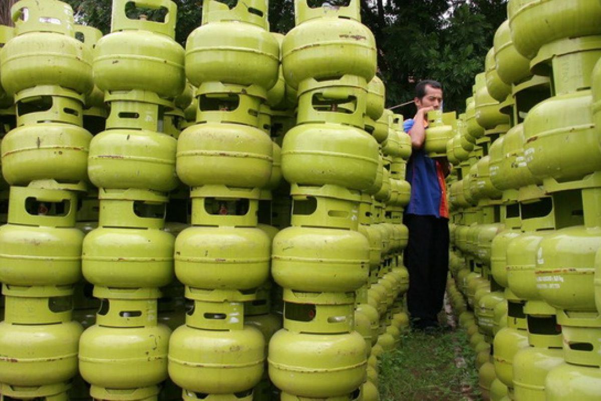 Bali police seize thousands of LPG canisters