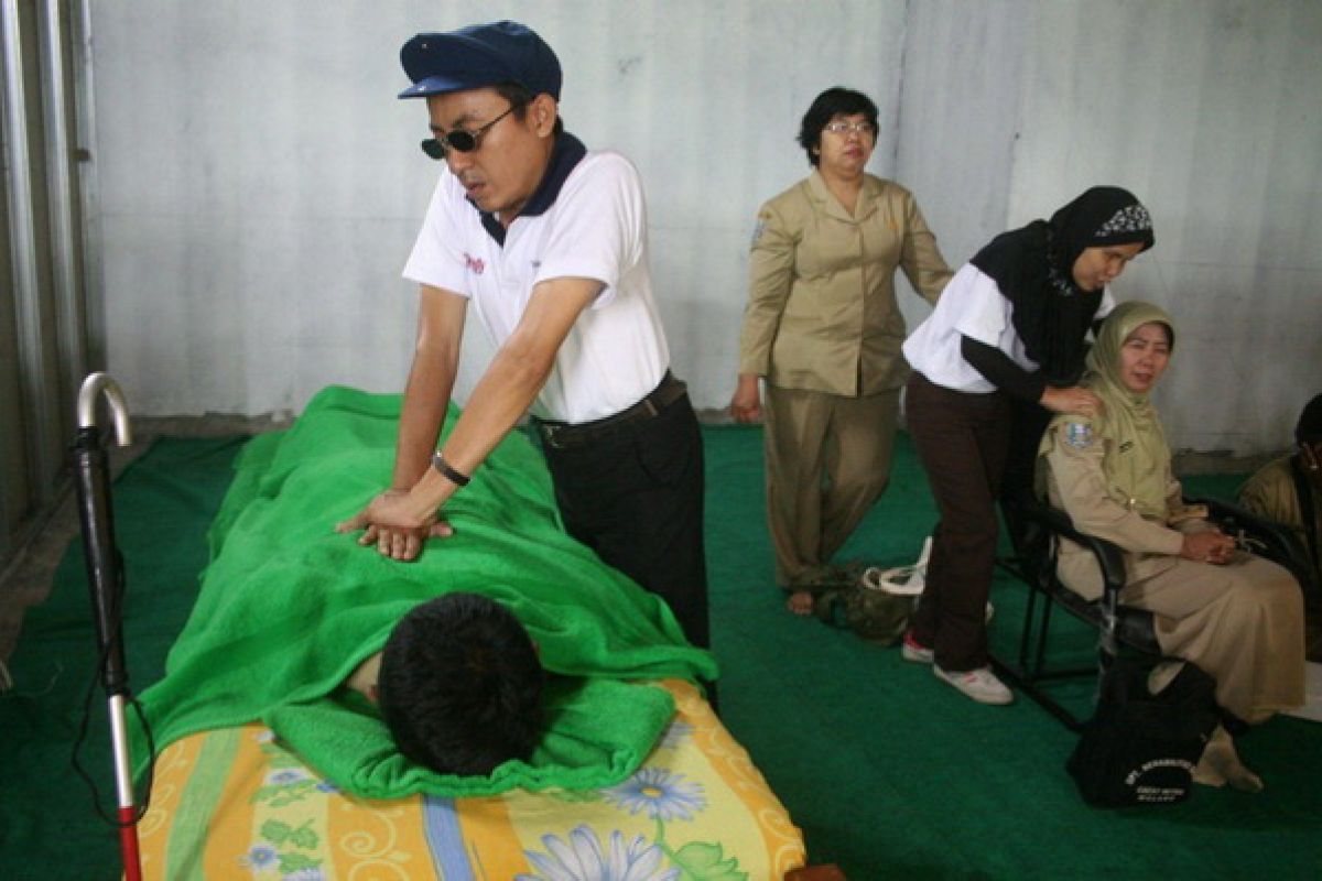 Tuna netra di Rejang Lebong-Bengkulu difasilitasi Dinsos usaha pijat refleksi