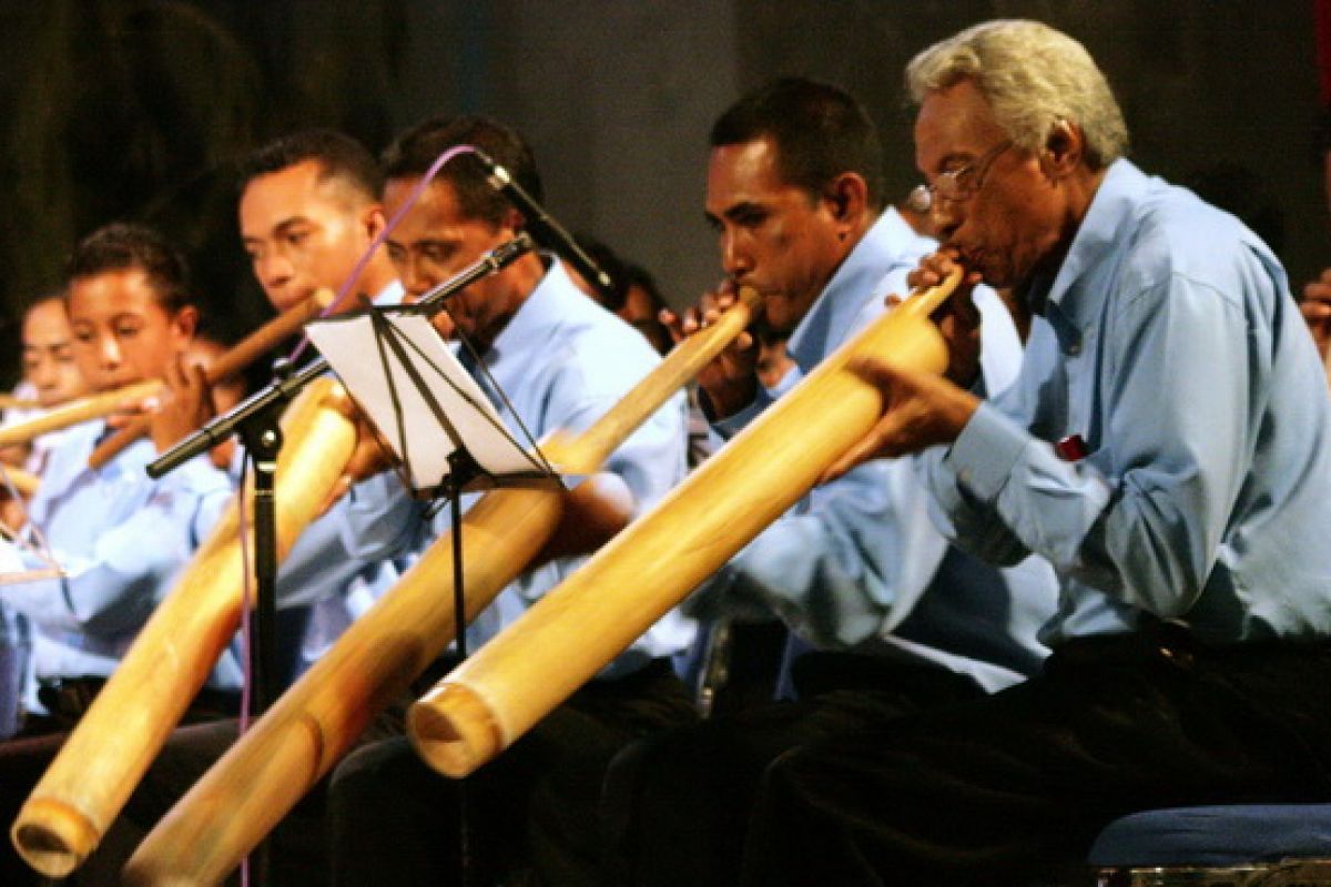 Melestarikan musik tradisi dan hutan bambu
