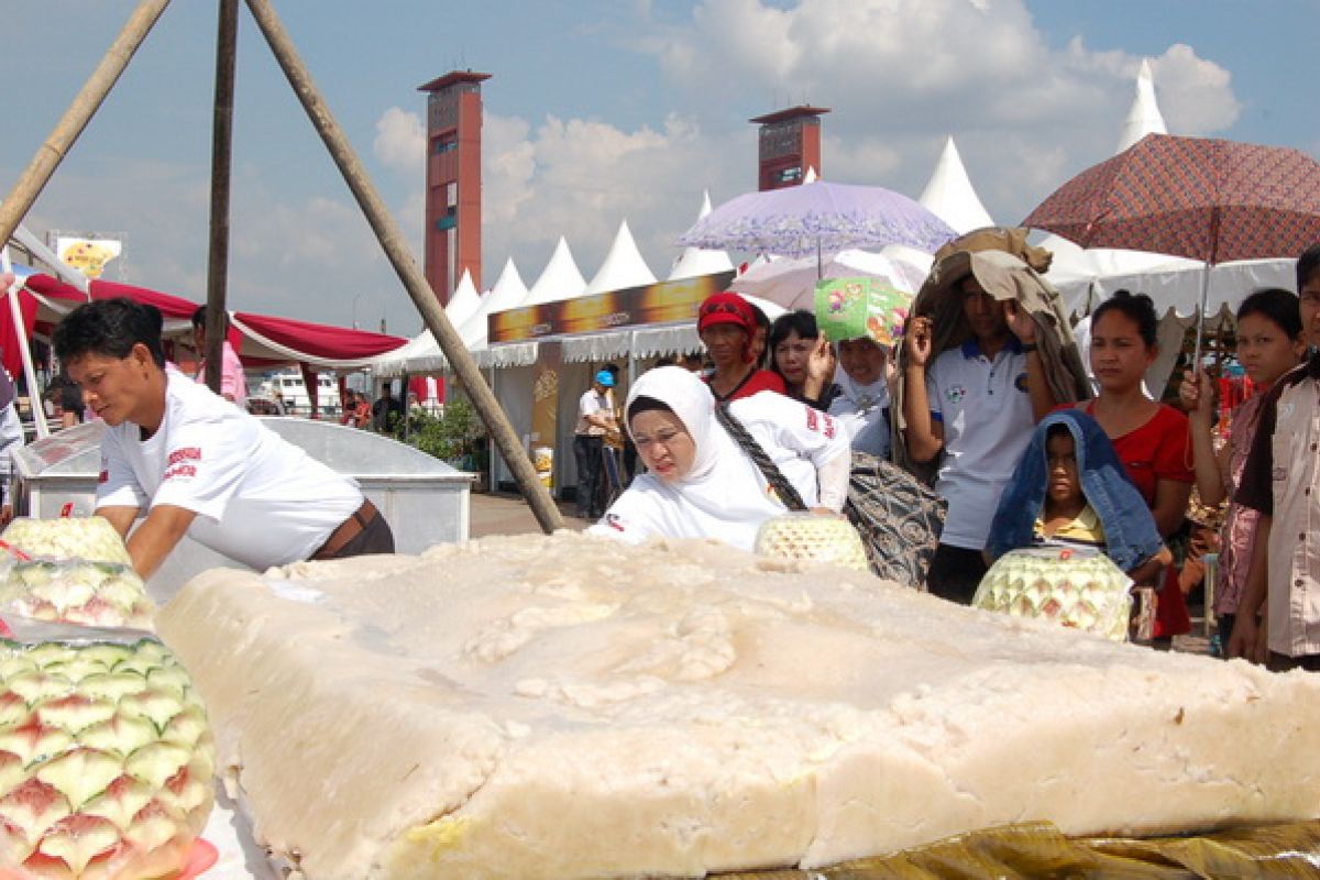 Pedagang pempek kewalahan jelang Lebaran