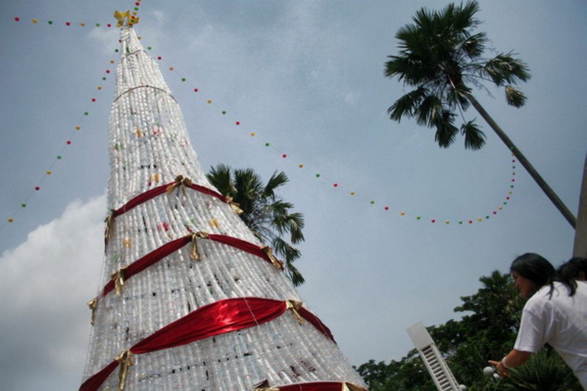 Pohon Natal Gereja St. Theresia terbuat dari sampah 