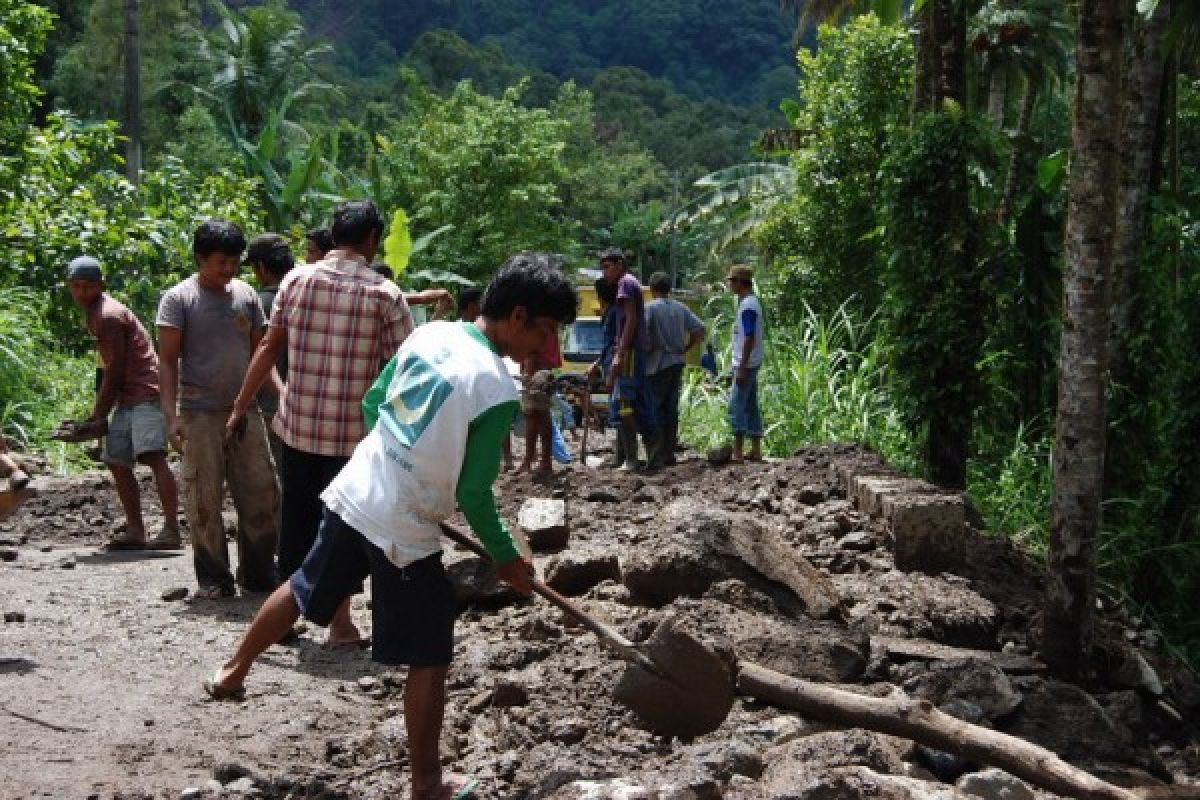 Warga Lintau Gotong Royong Perbaiki Saluran Irigasi