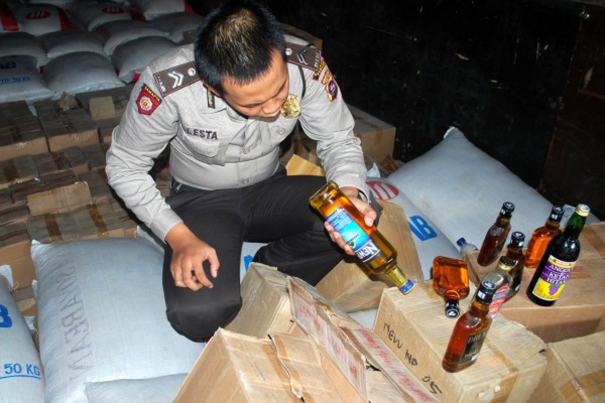 Polisi masih buru pemilik pabrik alkohol oplosan