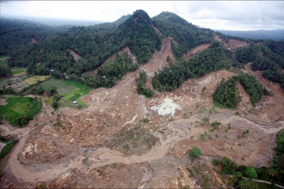 Bukit yang Rengkah Mengancam Nyawa