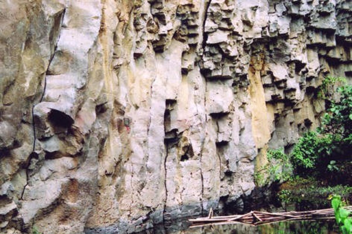 Wisata Batu Dinding Kilotiga Nan Elok