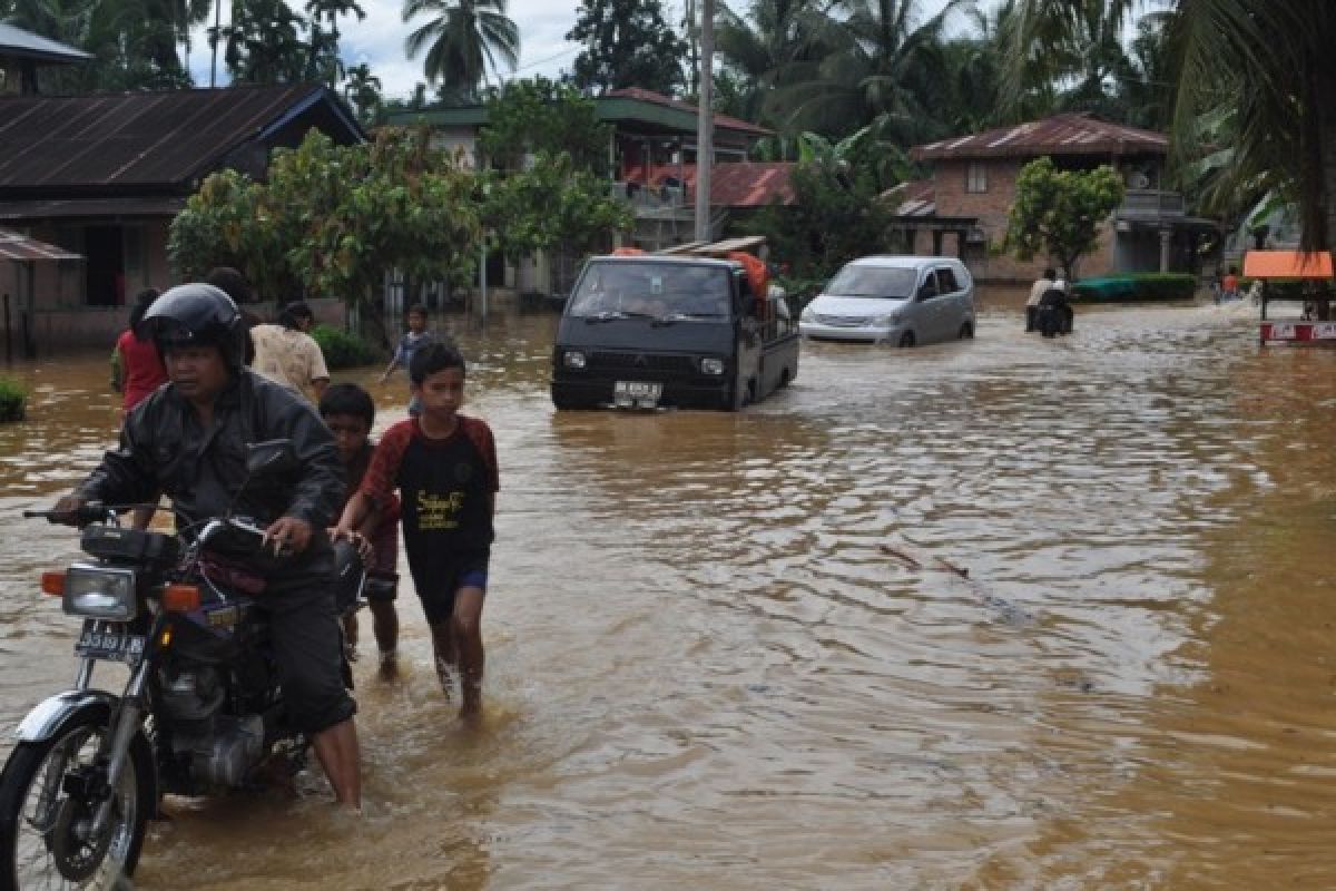 Banjir Batang Saman Pasaman Barat Putuskan Arus Transportasi