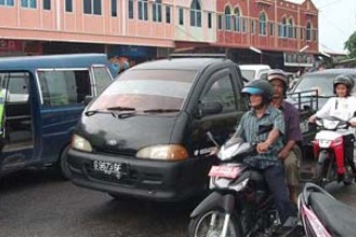 Arus  Lalu Lintas Padat Merayap di Sekitar Pasar Ramadhan