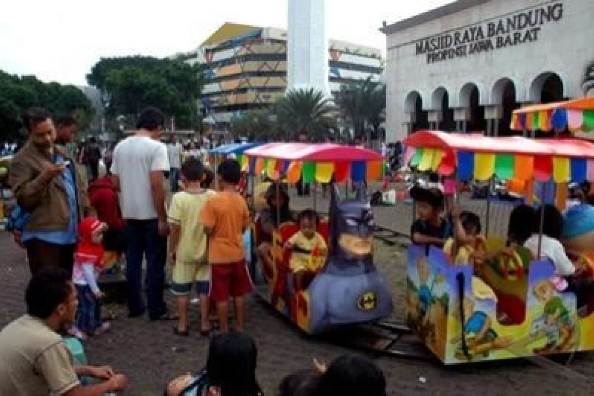 Warga Bandung buka puasa bersama di Jalan Asia Afrika petang ini