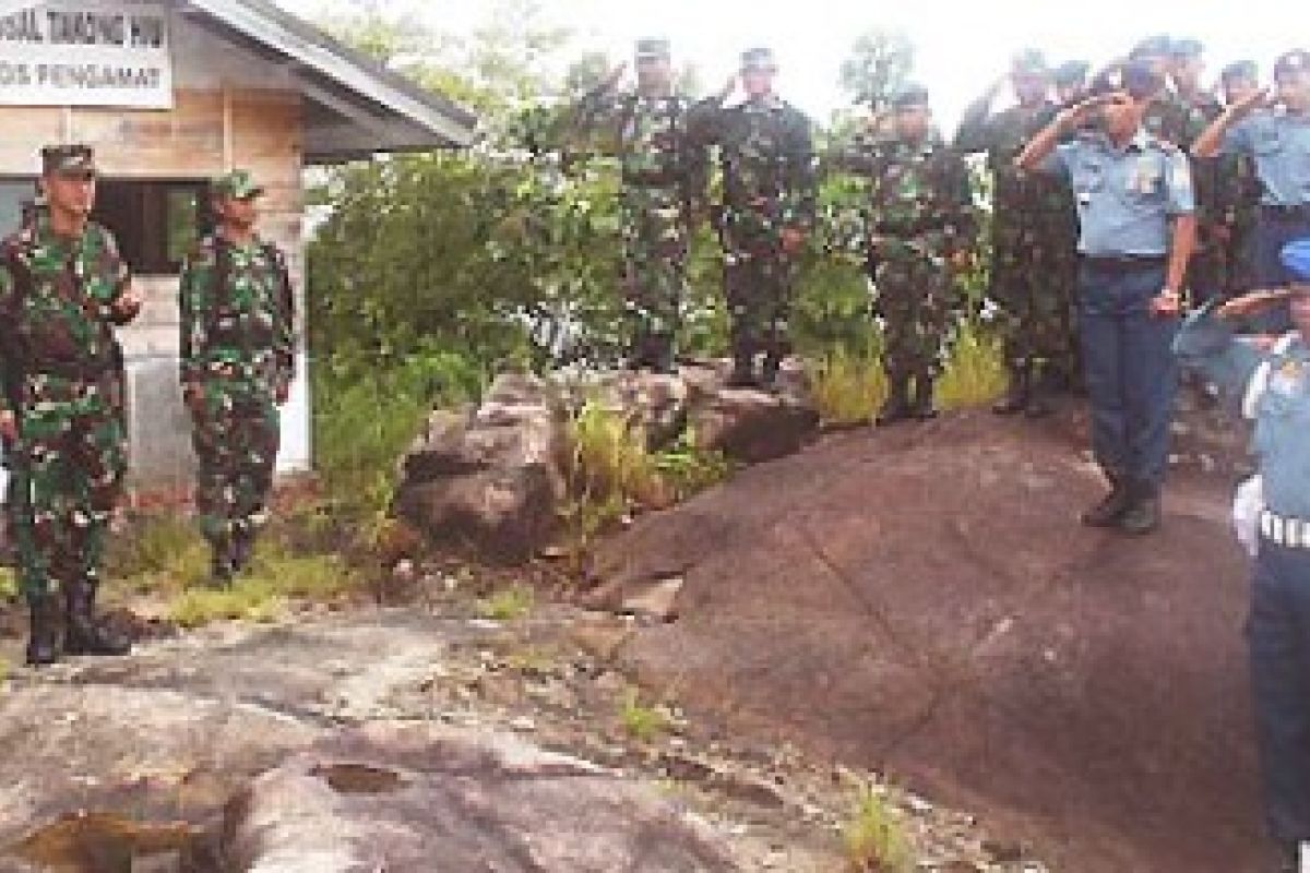 Dandim Karimun Pimpin Pengibaran Bendera di Pulau Terluar