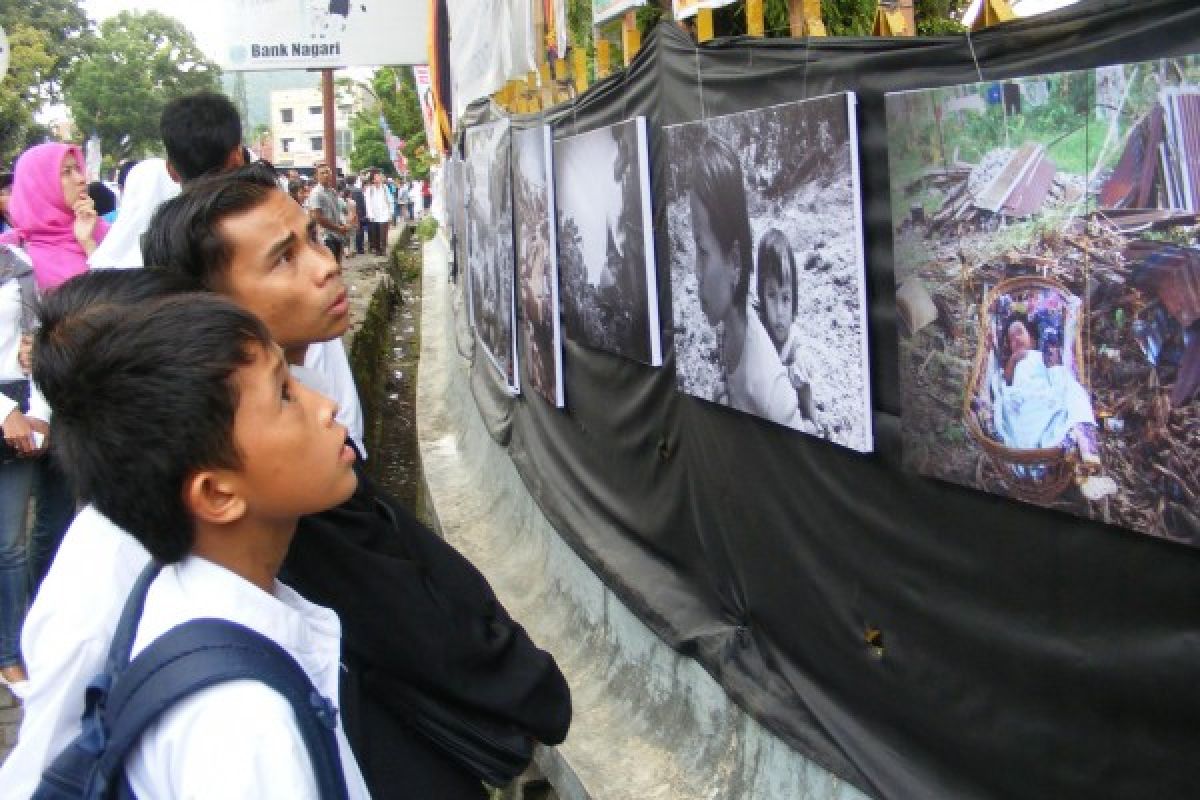 PFI pamerkan puluhan foto 10 tahun gempa Padang