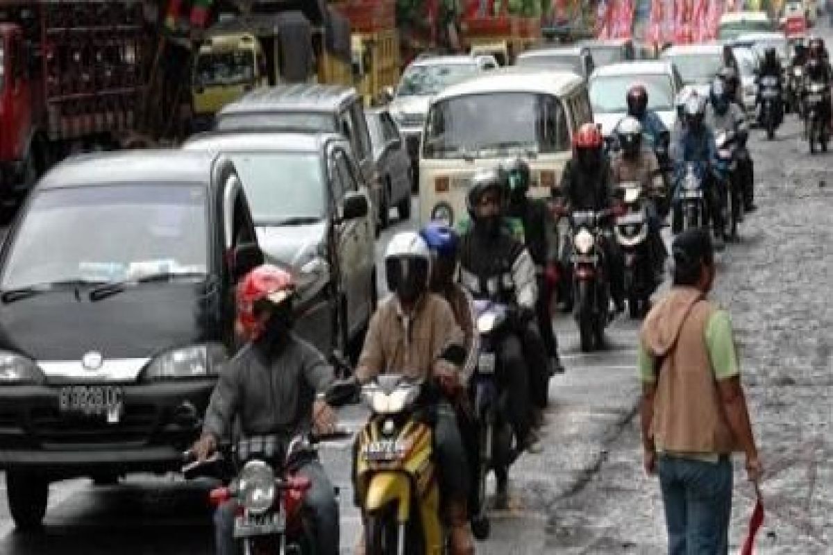 Jalur Pantura padat, berkah bagi pemulung sampah 