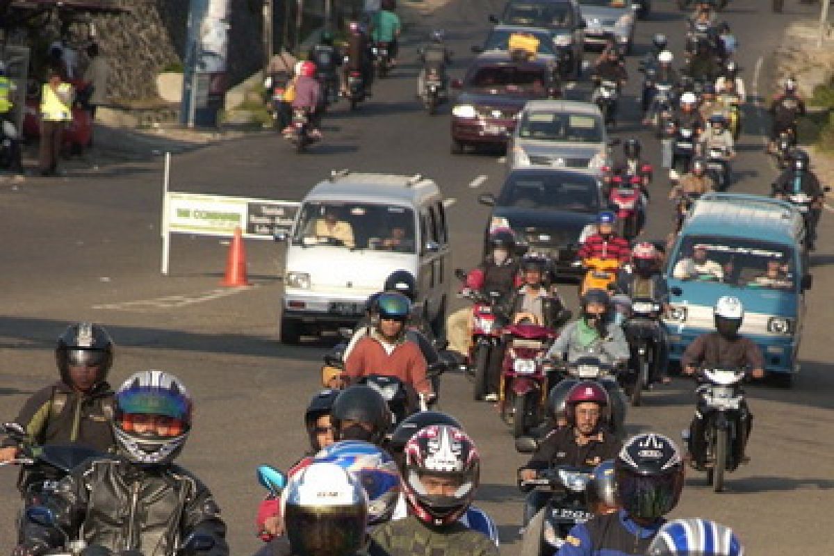 Arus kawasan Puncak jumat siang padat merayap