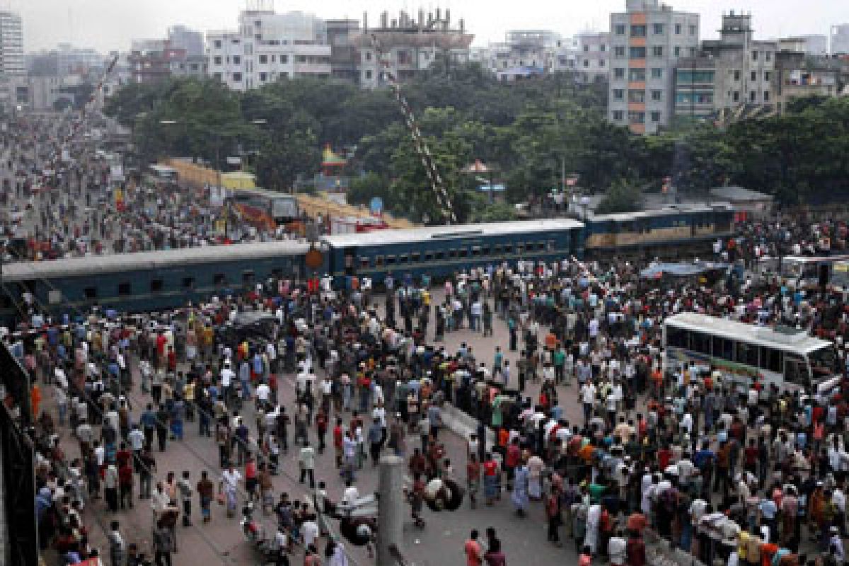 Tabrakan kereta api  di Bangladesh tewaskan sedikitnya 14 orang