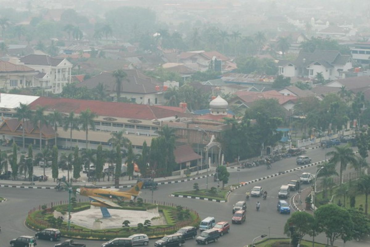 Bandara Dumai Diselimuti Asap Tebal