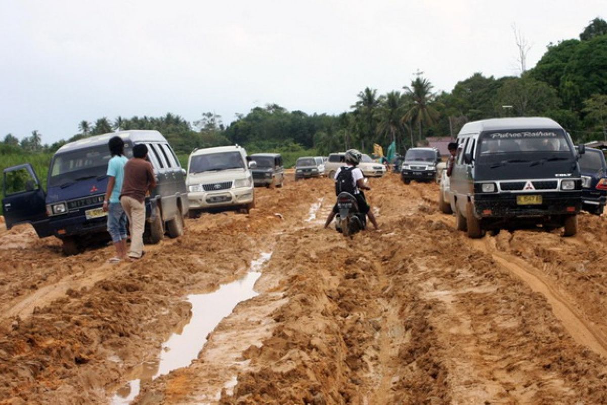 Jalan nasional di Aceh Jaya tertimbun longsor