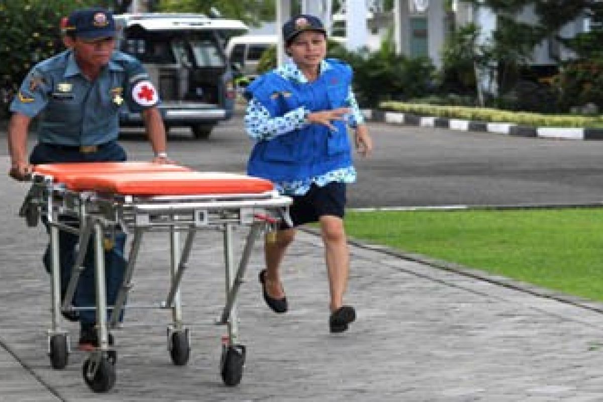 TNI AL evakuasi mayat dari laut