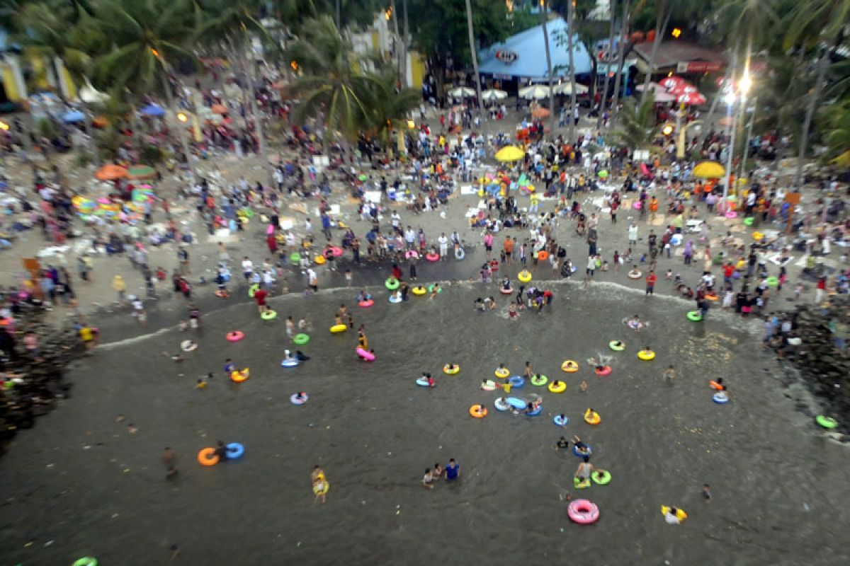 Pengunjung Ancol padati pantai 